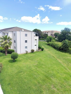 Property grounds - 5mn walk from the beach, in a residence for 2 to 4 people, with a large terrace (San Nicolao)