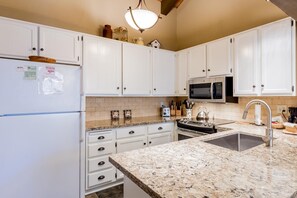 Fridge, microwave, oven, stovetop - Mammoth Creek Unit 54 (Mammoth Lakes)