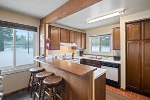 Fridge, microwave, oven, stovetop - Mammoth Creek Unit 25 (Mammoth Lakes)
