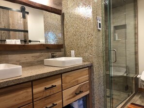 Shower, hair dryer, towels - Mammoth Creek Unit 12 (Mammoth Lakes)