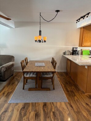 Dining - Mammoth Creek Unit 07 (Mammoth Lakes)
