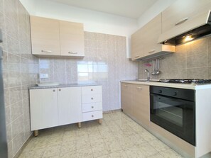 Kühlschrank, Ofen, Kochgeschirr/Geschirr/Besteck