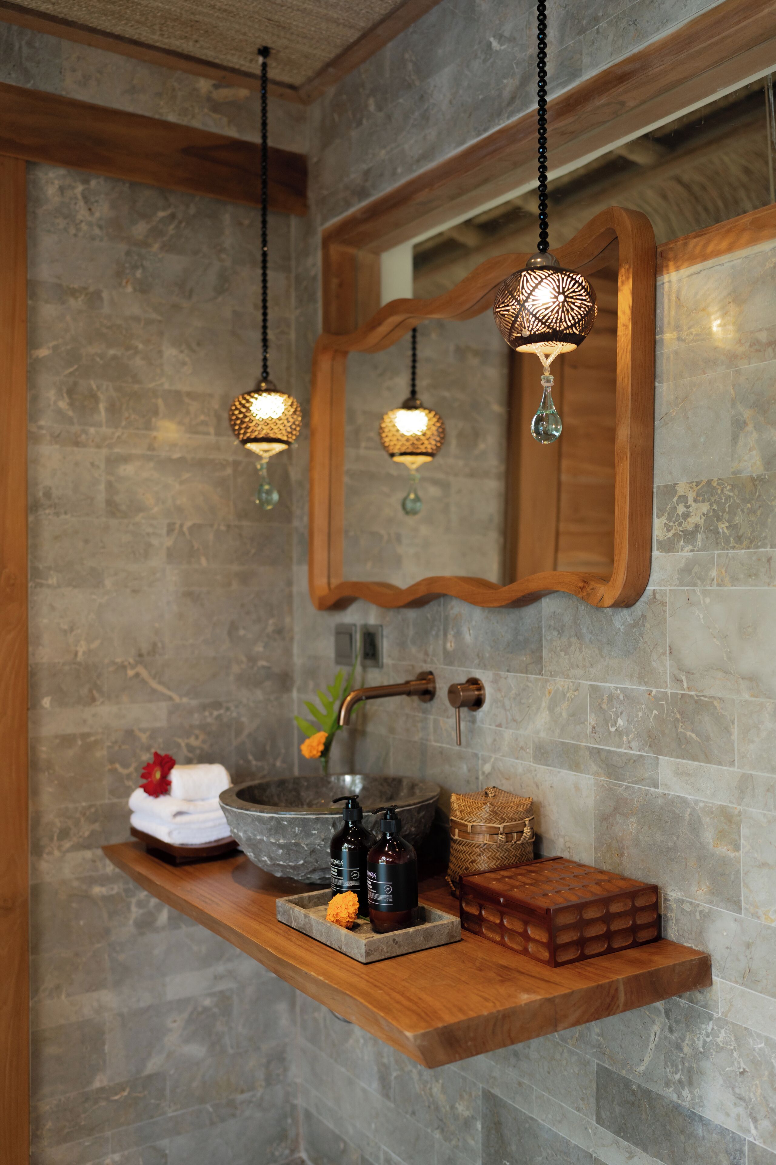 Separate bathtub and shower, free toiletries, hair dryer, slippers