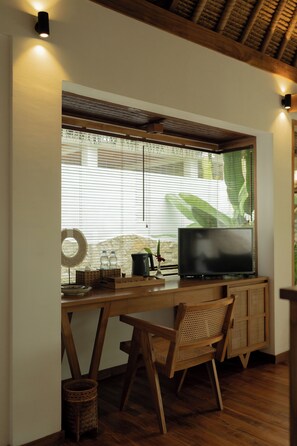 Huvila, yksityinen uima-allas, näköala laaksoon