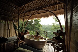 Outdoor spa tub - Marangga ubud valley view & private pool (Ubud)