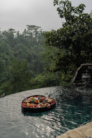 Luokittelematon kuva, 3 kautta 87, painike