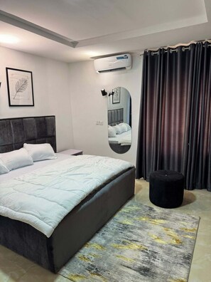 Chambre Junior, balcon, vue sur la ville | Bureau, espace de travail pour ordinateurs portables