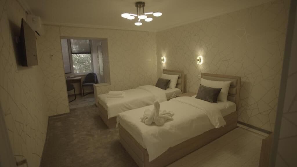 Escritorio, espacio para trabajar con laptop y wifi gratis 