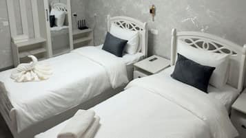 Chambre Confort avec lits jumeaux, climatisation, vue ville