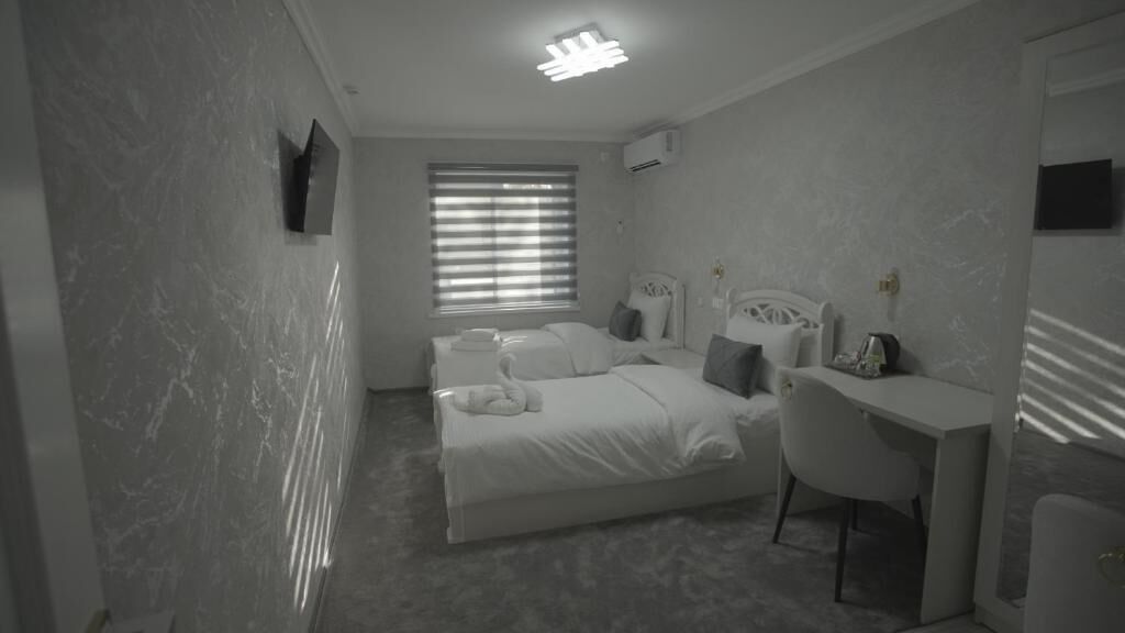 Bureau, espace de travail pour ordinateur portable, Wi-Fi gratuit