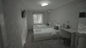 Desk, laptop workspace, free WiFi - La Vita Hotel (Fergana)