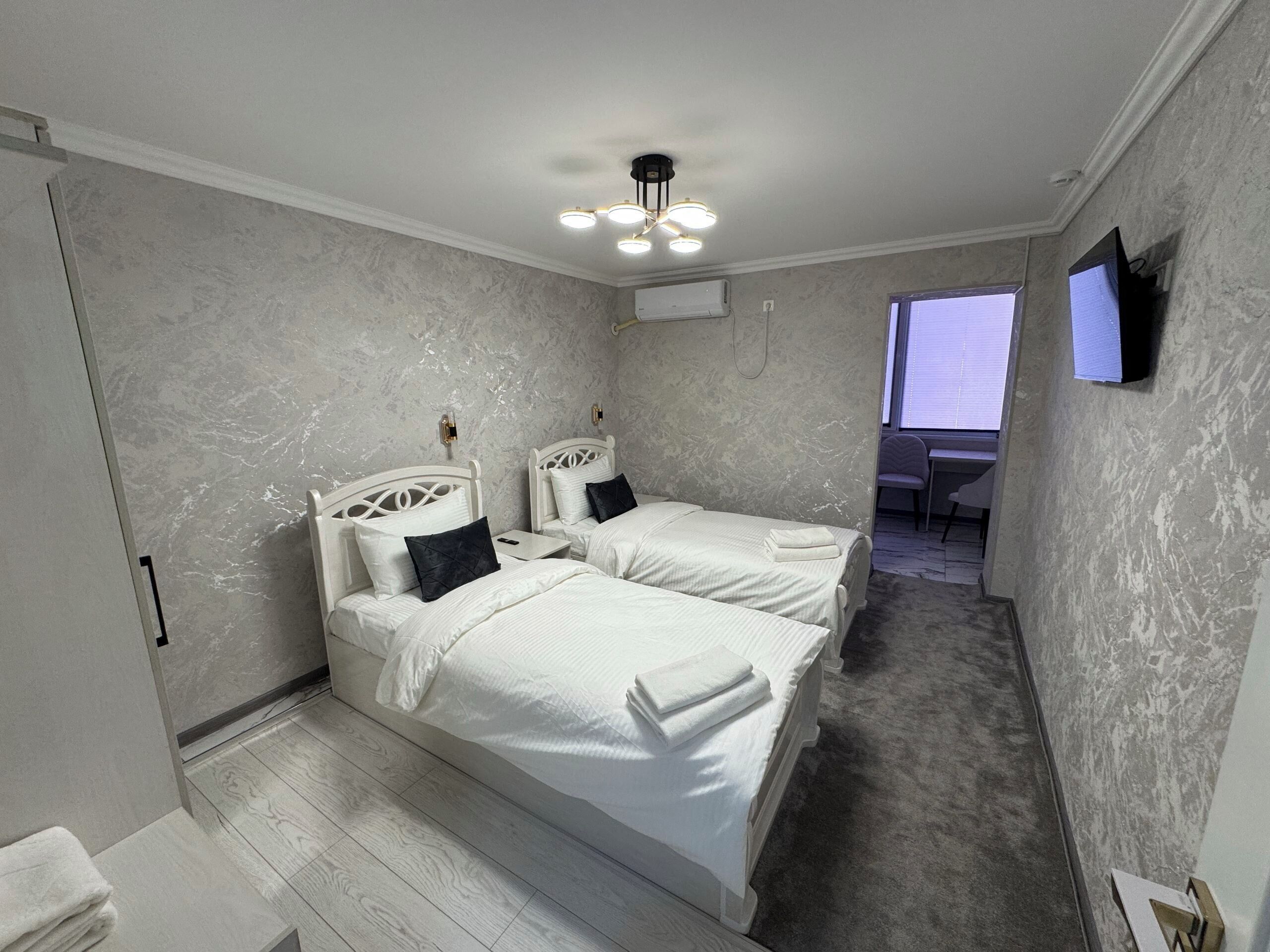 Chambre Confort avec lits jumeaux, climatisation, vue ville