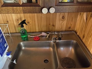 Cabane, plusieurs chambres, balcon | Intérieur