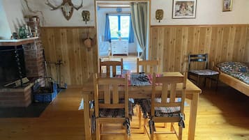 Cabin, nhiều phòng ngủ, ban công | Phòng ăn