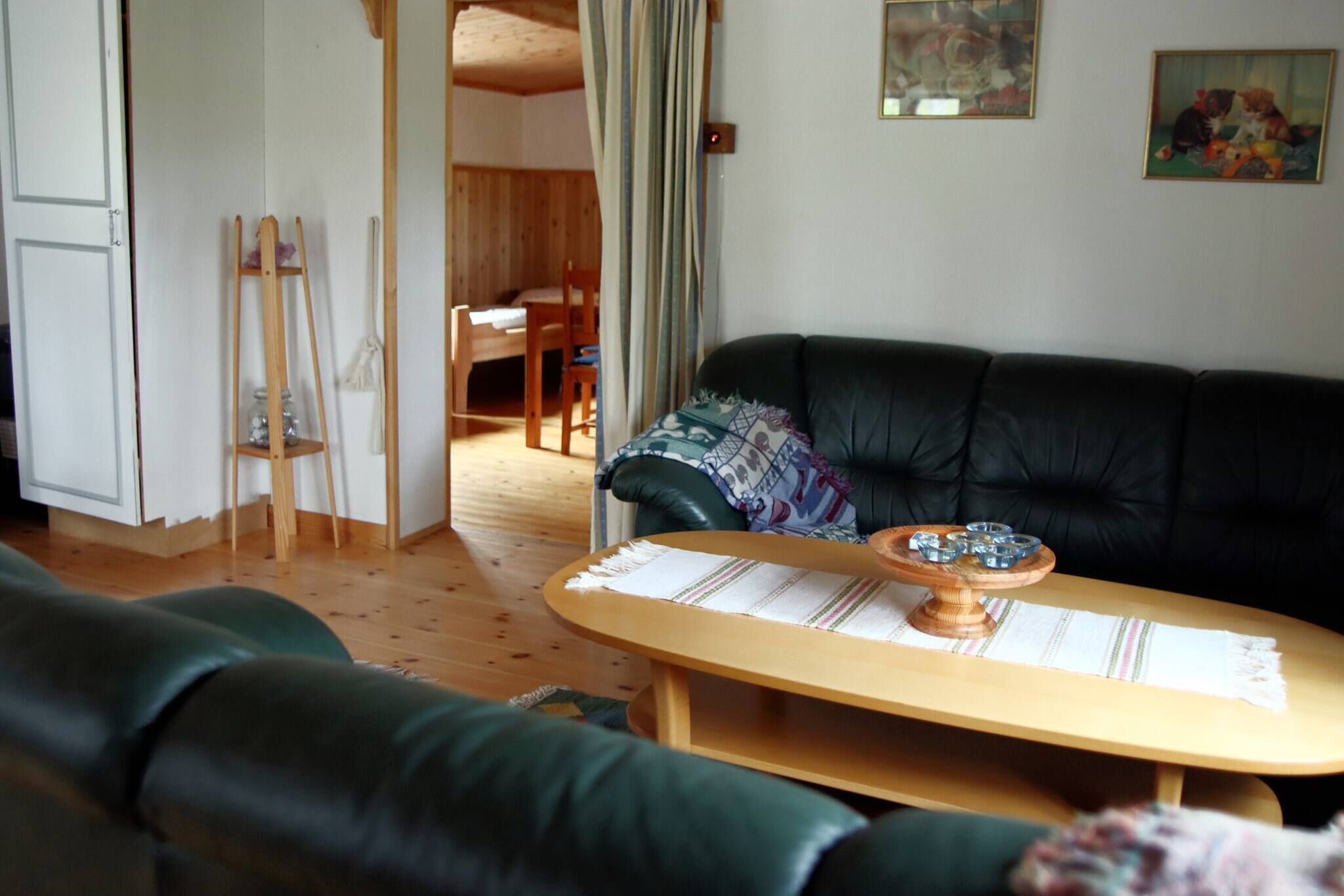 Cabin, Multiple Bedrooms, Balcony | Living room | Books