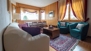 A cozy living room with a sofa, two armchairs, a coffee table, and a patterned rug. - Funivie 24 - Praimont (Bormio)