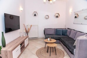 TV - Sotiris apartment - a welcoming base in the heart of the Garitsa area (Corfu)