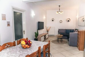 TV - Sotiris apartment - a welcoming base in the heart of the Garitsa area (Corfu)