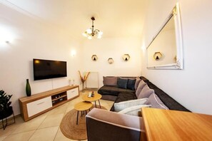 TV - Sotiris apartment - a welcoming base in the heart of the Garitsa area (Corfu)