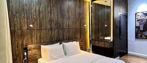 Escritorio, espacio para trabajar con laptop y cortinas blackout