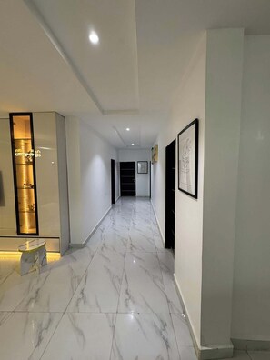 Habitación económica, balcón, vista a la ciudad | Interior