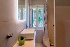 Shower, hair dryer, towels - Vista Tegola - a stylish two-level apartment (Corfu)
