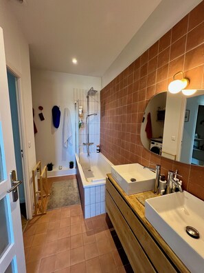 Towels - On the Old Port, outside Bonne Mère view (Marseille)