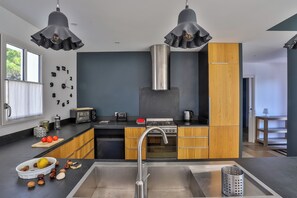 Réfrigérateur, four à micro-ondes, un four, surface de cuisson