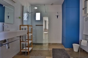 Douche, sèche-cheveux, serviettes fournies, savon