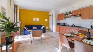 Un apartamento moderno con sala de estar, comedor y cocina.