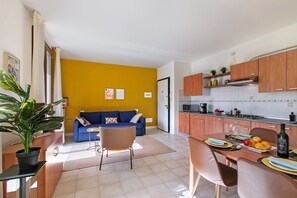 A modern apartment with a living room, dining area, and kitchen. - Mobilehome am Luganersee (Porlezza)