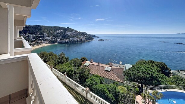 A balcony with a view of a coastal town, a swimming pool, and a clear sky. - BELLA PANORAMICA Roses / Roses - INTERimmo (Rosas / Roses)