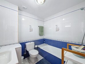 A bathroom with a toilet, sink, and bathtub. - BELLA PANORAMICA Roses / Roses - INTERimmo (Rosas / Roses)