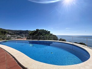 A swimming pool with a clear view of the sea and hills in the background. - BELLA PANORAMICA Roses / Roses - INTERimmo (Rosas / Roses)