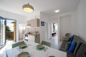 Appartamento, vista mare | Cucina privata | Frigorifero, microonde, forno, piano cottura