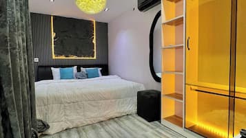 Økonomirom, balkong, byutsikt | Skrivebord, skrivebord for bærbar PC, blendingsgardiner og lydisolert