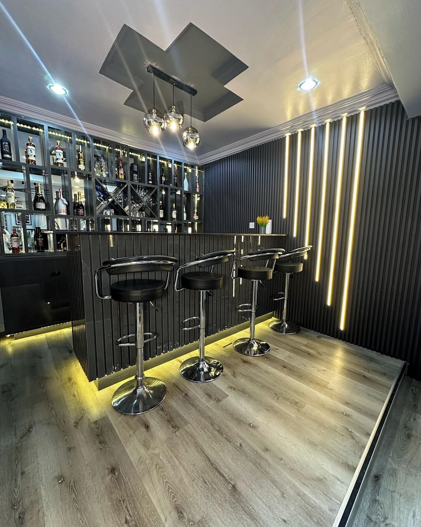 Quarto econômico, sacada, vista para a cidade | Bar (na propriedade)