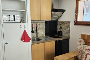 Kaffetrakter/tekoker, kjøleskap, mikrobølgeovn og kjøkkenutstyr