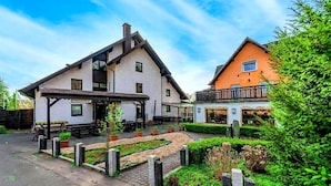 Il s’agit d’un bâtiment de style chalet traditionnel, doté d’un patio couvert et d’un jardin.