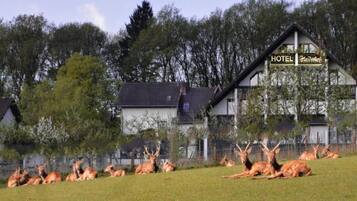 Een hotel met een bordje waarop
