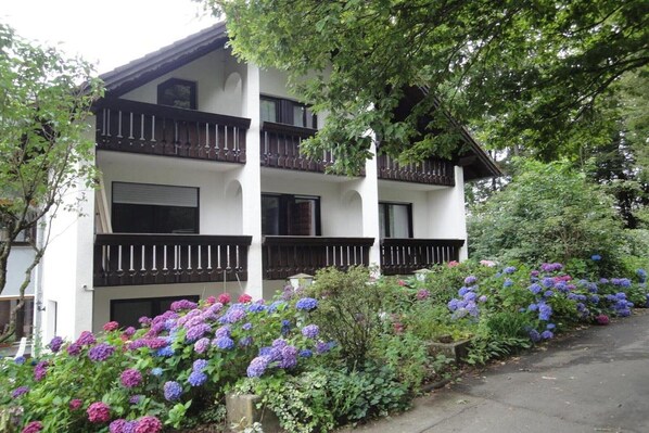 Hotel Exterior [summer] - Belvilla Heiderhof 3-bedroom apartment (Obersteinebach)