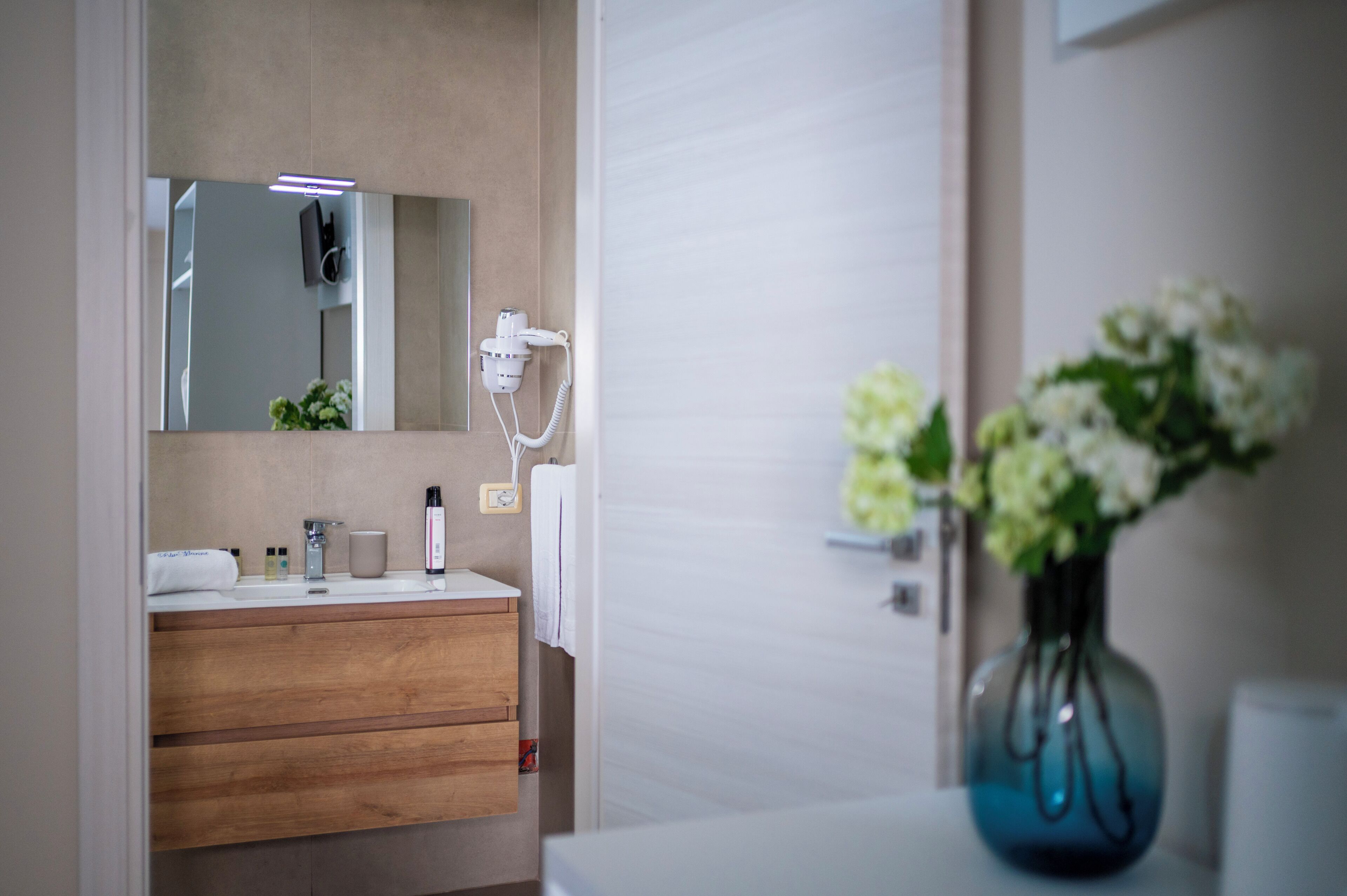 コンフォート トリプルルーム | バスルーム | シャワー、バスアメニティ (無料)、ヘアドライヤー、スリッパ