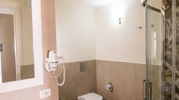 Comfort Triple Room | Bathroom | Shower, free toiletries, hair dryer, slippers
