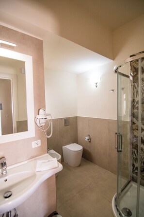 ห้องคอมฟอร์ททริปเปิล | ห้องน้ำ | ฝักบัว, ของใช้ในห้องน้ำฟรี, ไดร์เป่าผม, รองเท้าสวมภายในห้อง