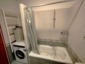 Douche, sèche-cheveux, bidet