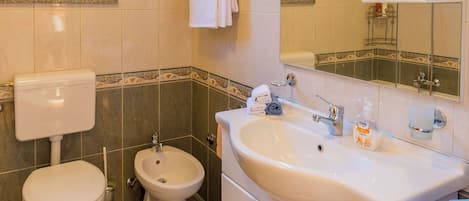 Douche, séchoir à cheveux, bidet