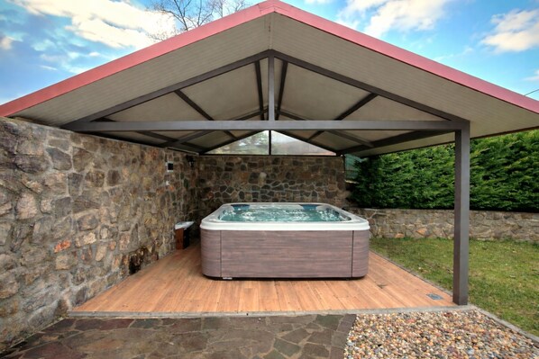 Outdoor spa tub