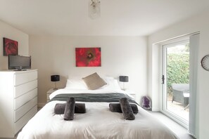 2 bedrooms, desk, free WiFi, wheelchair access - 2-Bed Wallington, Sleeps 6, Parking, Near LGW (Wallington, Surrey)