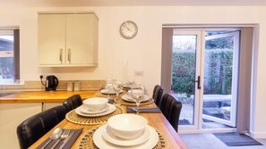 Dining - 2-Bed Wallington, Sleeps 6, Parking, Near LGW (Wallington, Surrey)