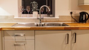 Private kitchen - 2-Bed Wallington, Sleeps 6, Parking, Near LGW (Wallington, Surrey)